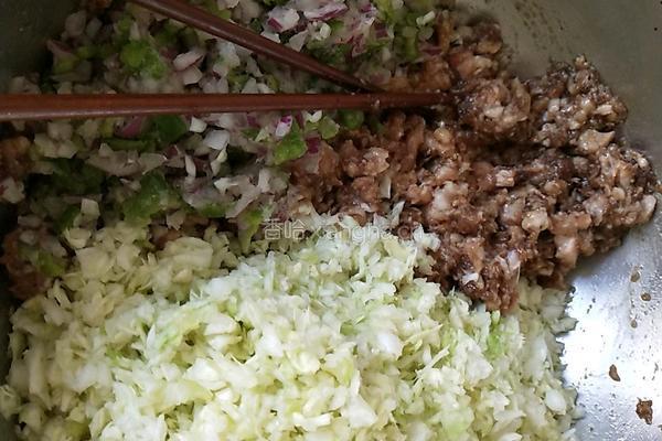 圆白菜馄饨的做法图解1