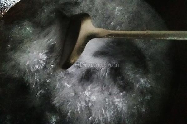 胡萝卜藕片筒子骨汤的做法图解2