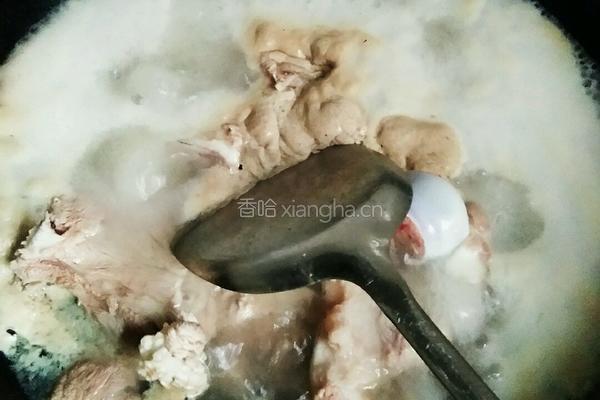 胡萝卜藕片筒子骨汤的做法图解3