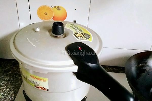 胡萝卜藕片筒子骨汤的做法图解6