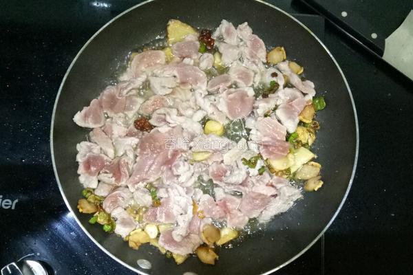 肉炒木耳的做法图解2