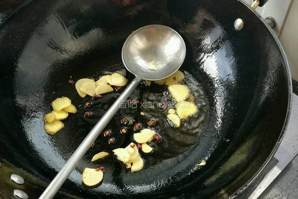 家常芹菜炒肉的做法图解1