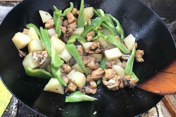 土豆炒鸡腿的做法图解5