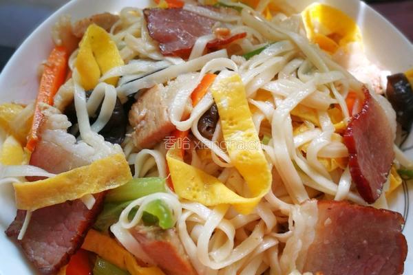 木耳胡萝卜熏肉焖面