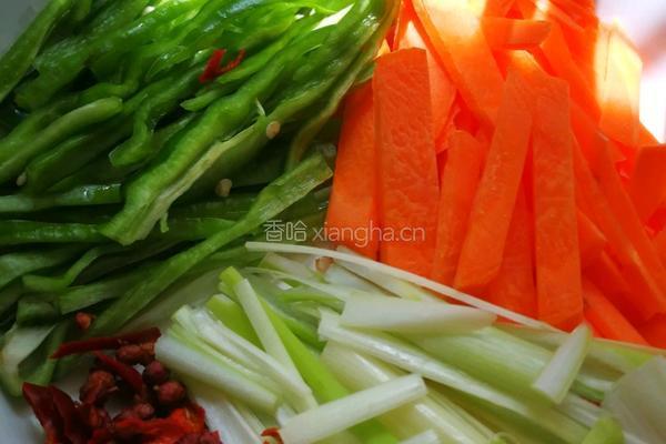 木耳胡萝卜熏肉焖面的做法图解3