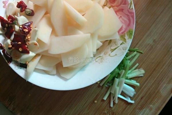 香醋土豆片的做法图解1