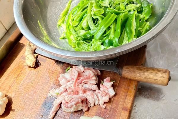 家常辣椒炒肉的做法图解1