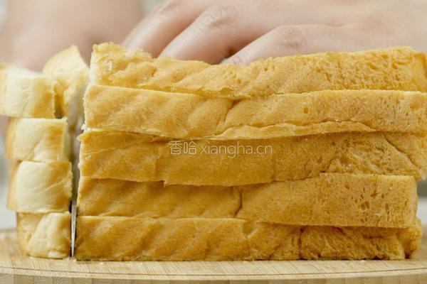 微波炉自制面包糠的做法图解1