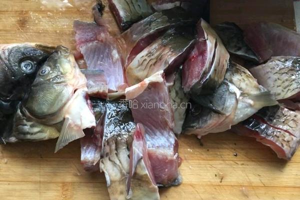 红烧鲤鱼的做法图解1