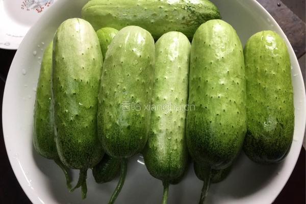 酸辣黄瓜的做法图解1