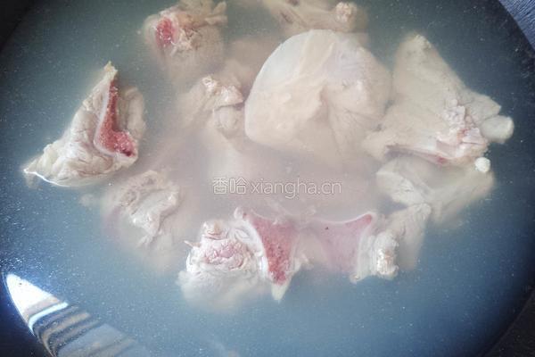莲藕绿豆排骨汤的做法图解3