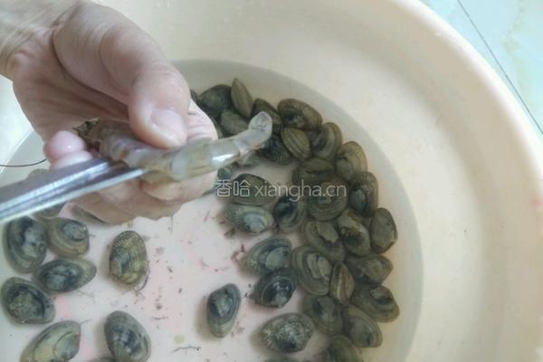 紫苏咸蛋黄虾的做法图解1