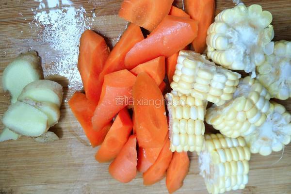 玉米胡萝卜鸡腿汤的做法图解2