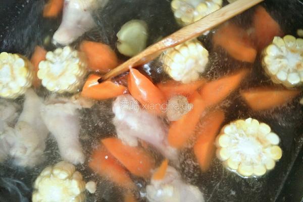 玉米胡萝卜鸡腿汤的做法图解6