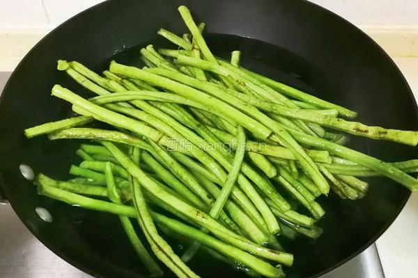 豇豆猪肉水饺的做法图解3