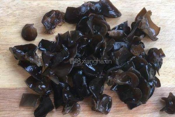 黑木耳肉丁蚕豆酥的做法图解4