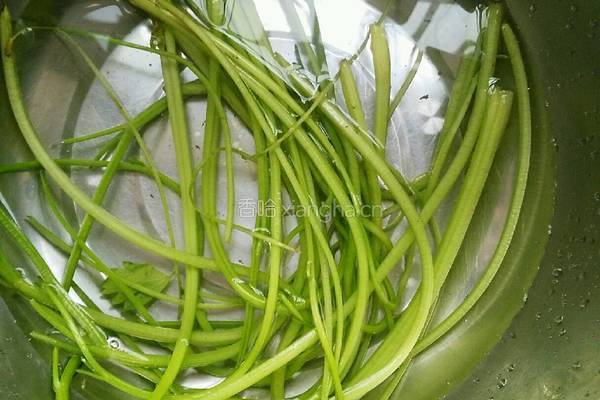 芹菜炒肉丝的做法图解2