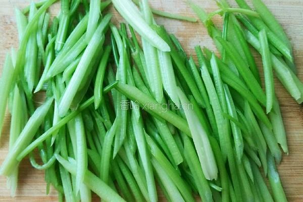 芹菜炒肉丝的做法图解3