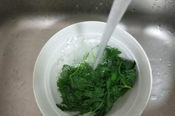 凉拌芹菜叶的做法图解3