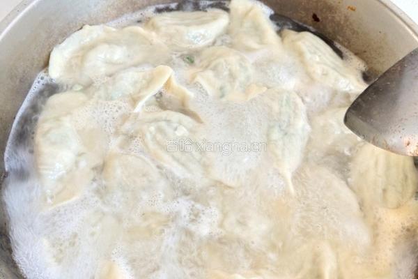 酸汤韭菜馅水饺的做法图解3