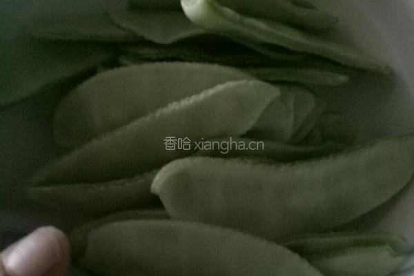 辣椒炒猪耳豆角的做法图解1
