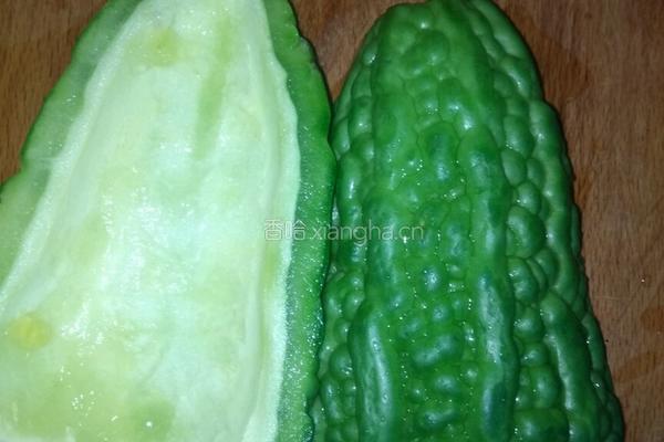 苦瓜炒排骨的做法图解1