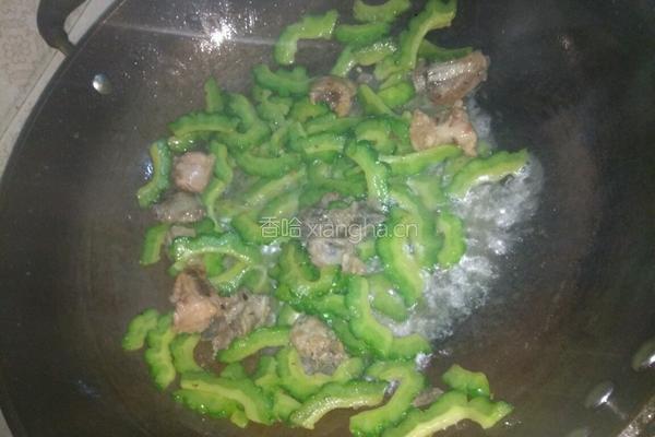 苦瓜炒排骨的做法图解5
