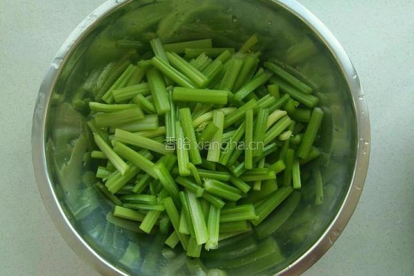 炝拌芹菜花生米的做法图解2