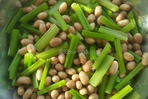 炝拌芹菜花生米的做法图解9