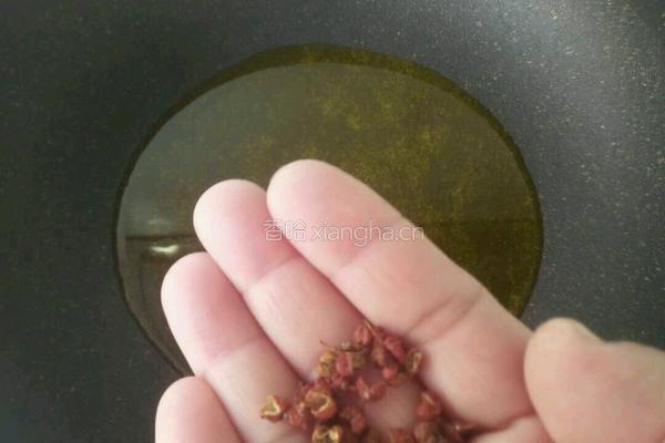 炝拌芹菜花生米的做法图解10