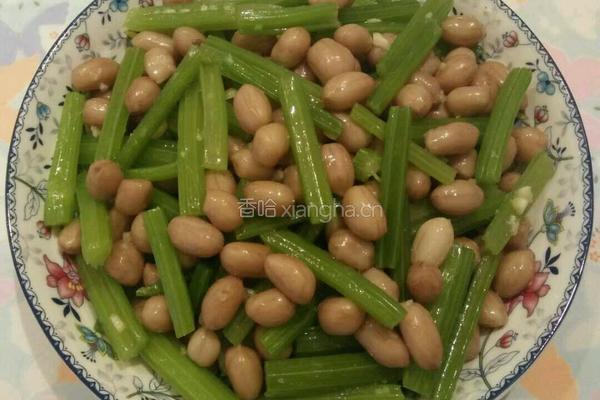 炝拌芹菜花生米的做法图解15