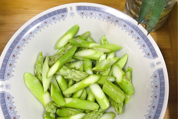 里脊肉片爆炒芦笋的做法图解3