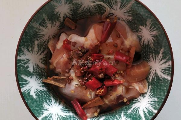 土豆炖鸡腿的做法图解1