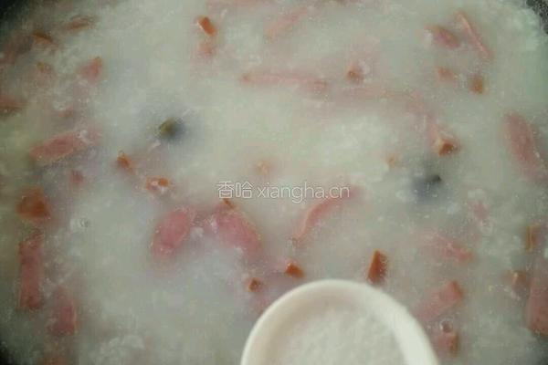 红肠皮蛋粥的做法图解6
