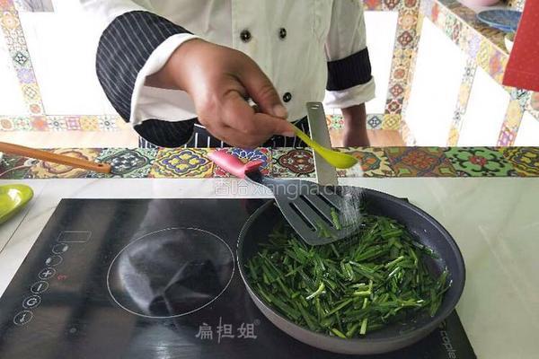 银鱼炒韭菜的做法图解6