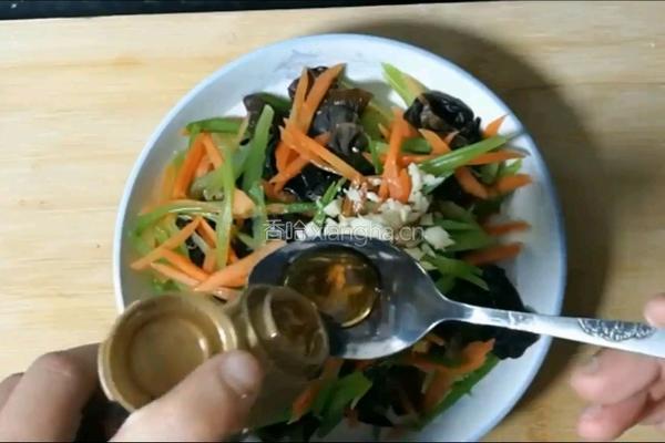 香拌芹菜的做法图解4