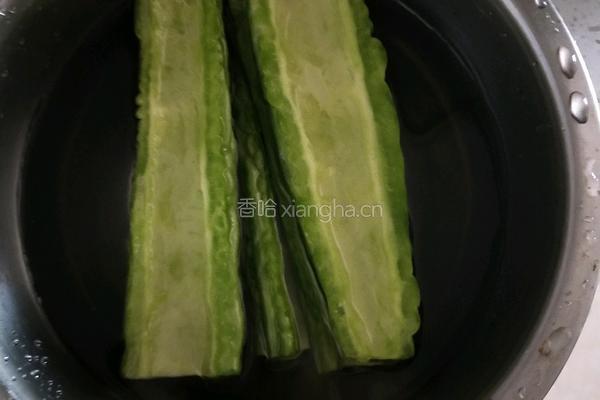 苦瓜炒蛋的做法图解1
