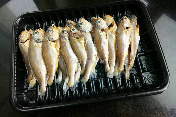 干炸小黄花鱼的做法图解1