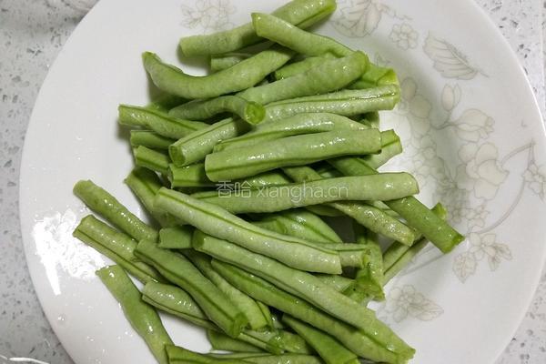 干煸豆角的做法图解1