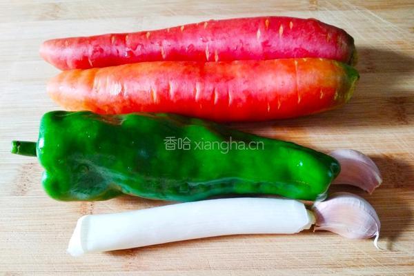 青椒胡萝卜片的做法图解1