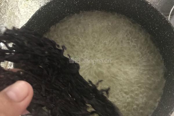 快手早餐，鸡丝紫菜小云吞的做法图解2