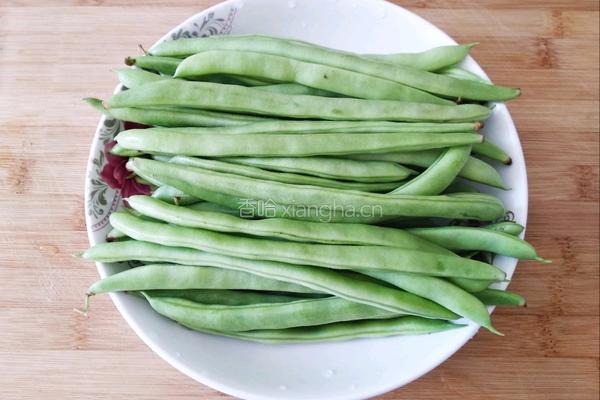 蒜香干煸四季豆的做法图解1