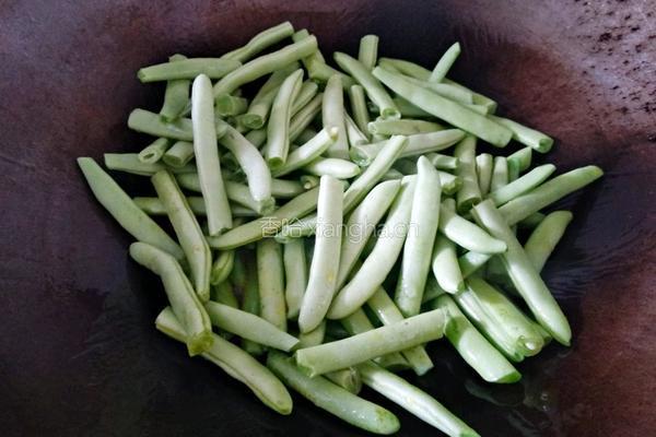 蒜香干煸四季豆的做法图解7