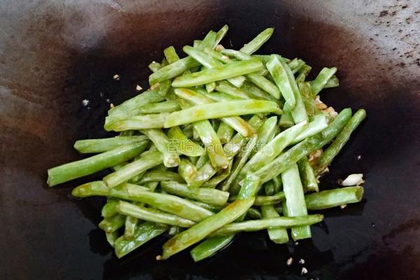 蒜香干煸四季豆的做法图解10