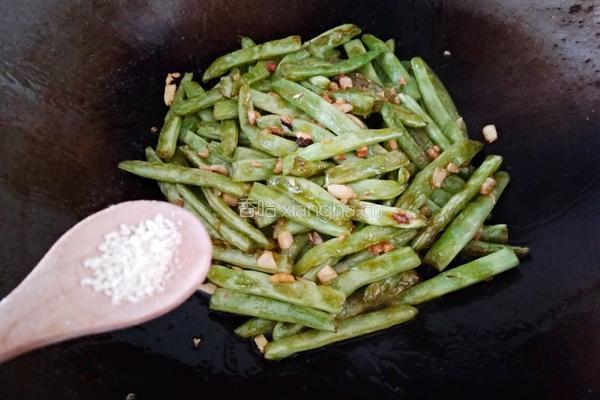 蒜香干煸四季豆的做法图解12