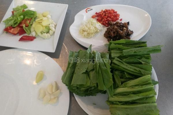 豆豉鲮鱼油麦菜的做法图解2