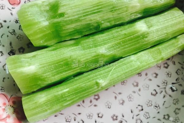 凉拌莴笋丝的做法图解1
