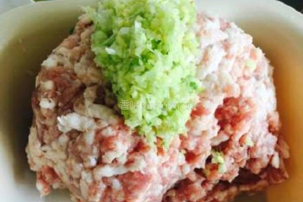 炸猪肉丸子的做法图解2