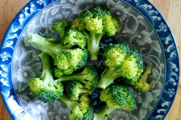 西蓝花炒黑米饭的做法图解1