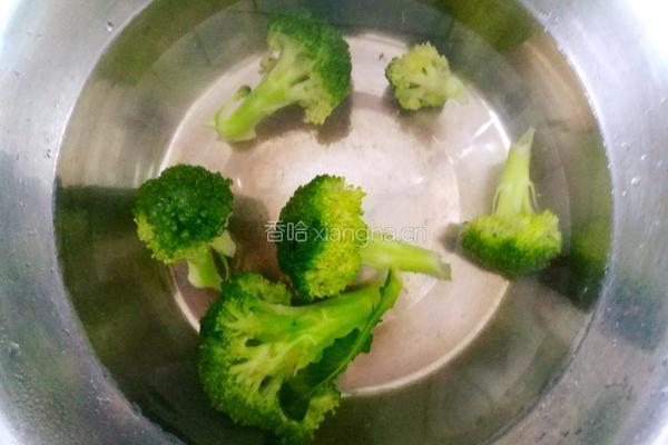 西蓝花炒黑米饭的做法图解2